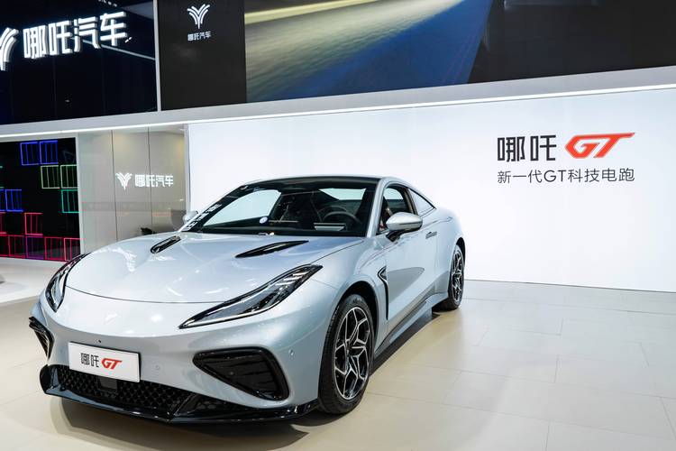 东莞320哪吒汽车在智能汽车领域的表现，领途汽车在新能源汽车市场中的影响力